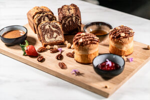 Brunch Maison Douceur sucrée, Tranche de cake marbré, Viennoiserie Brioche pur beurre praliné noisette et caramel beurre salé